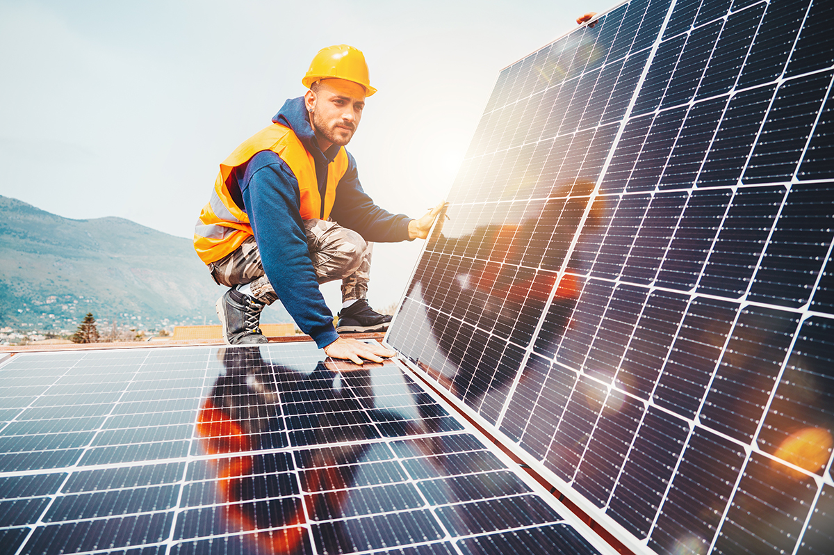 Installateur RGE certifié posant des panneaux solaires sur une toiture